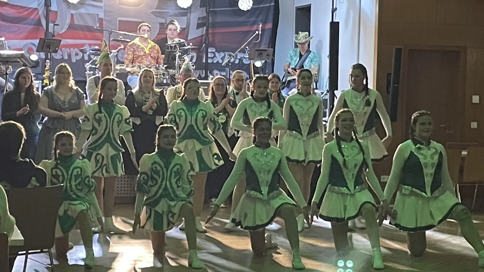 Die Jugendgarde des Hammerleser Faschings-Vereins mit Prinzenpaar und Hofstaat beim Sportlerball (Bild: Sonja Reichold)