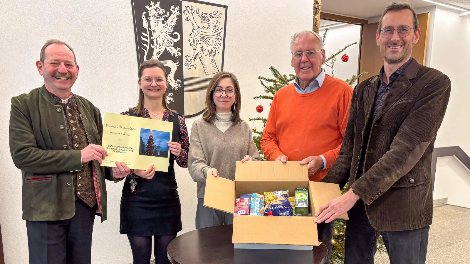 Übergabe der Hilfspakete der DAGA an das Landratsamt Tirschenreuth. Von links: Helmut Amschler (Senior Advisor Vorstand i. R.), Sozialamtsleiterin Judith Renner, Ayla Spiegler (Abteilungsleitung Abteilung 3, Landratsamt), DAGA-Vizepräsident Helmut Amschler, DAGA-Präsident Helmuth Wächter sowie Markus Zapf (Abteilungsleitung Abteilung 1, Landratsamt) bei der Paketübergabe. (Bild: Dominik Göhl)