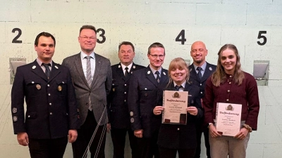 ( v. l. n. r. Vorst. Christoph Finn, Bgm. Florian Junkes, KBM. Alexander Graf, Kdt. Andreas Bruckmüller, Leonie Schiessl Stellv. Kdt. Manuel Ruscheinski, Tamina Burkert ). (Bild: Renate Gradl)