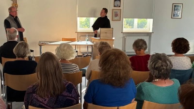 Vortrag im großen Pfarrsaal mit dem Referenten Kaplan Herr Alexander und Organisator Klaus Steckbauer  (Bild: Irina Weiß)