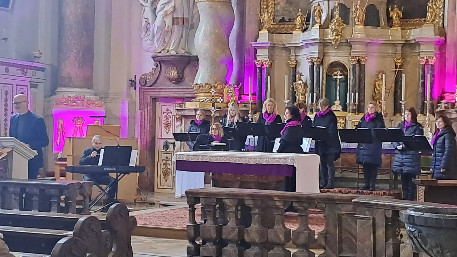 Texte und Musik zur Fastenzeit boten in der Michelfelder Pfarrkirche (von links) der Theologe Konstantin Lindner, Organist Georg Schäffner und die „Michelfelder Moila“ unter der Leitung von Sonja Schwemmer. (Bild: Sonja Müller)