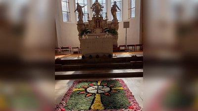 Blumenteppich in der Klosterkirche. (Bild: Theresia Otterbein)