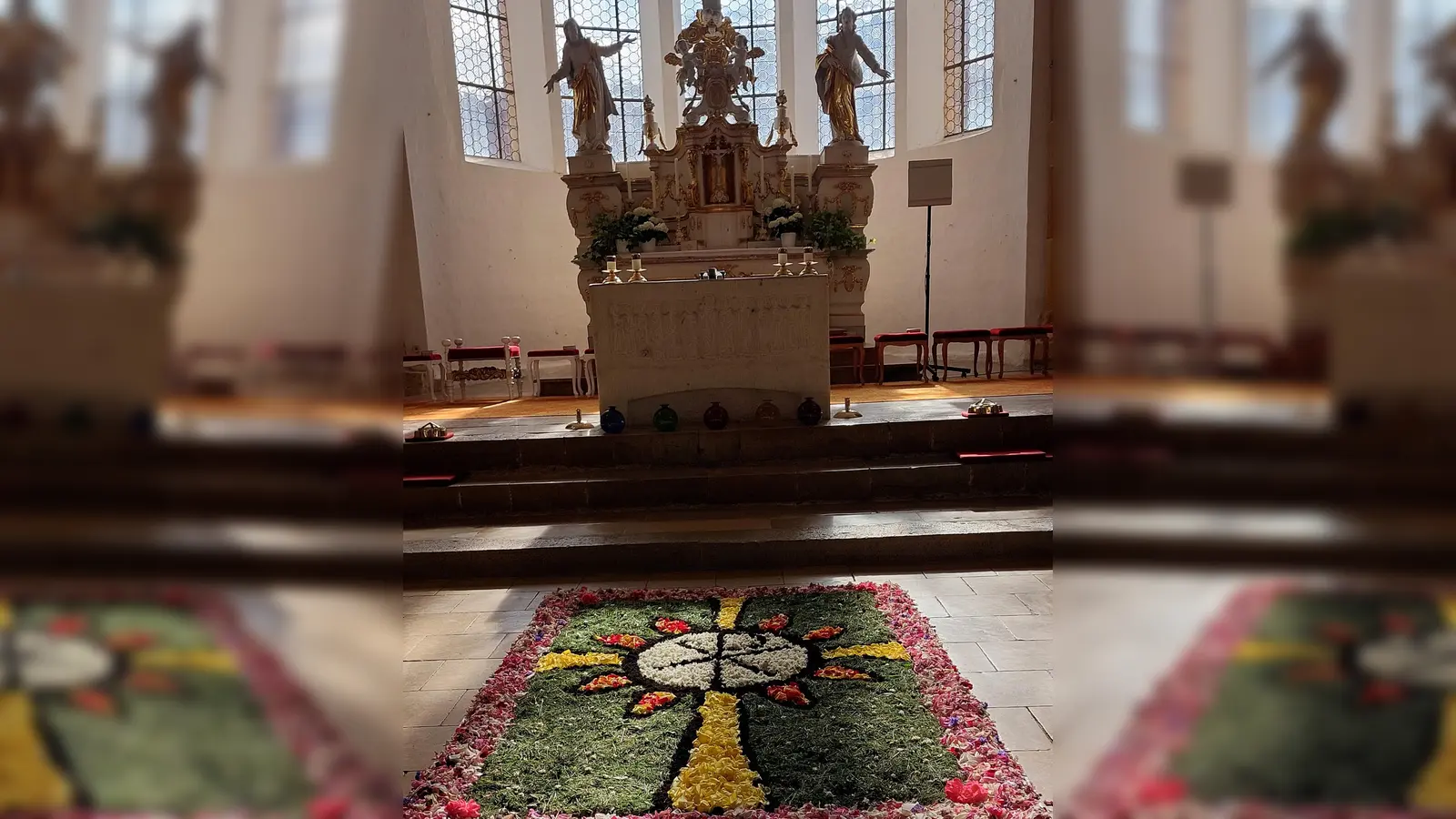  Blumenteppich in der Klosterkirche. (Bild: Theresia Otterbein)