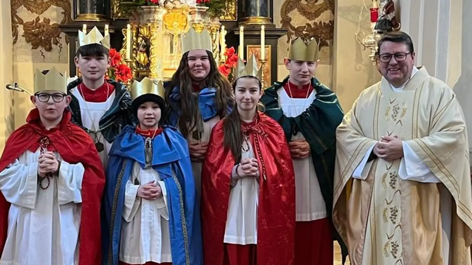 Die Sternsinger der Expositur Etzgersrieth wurden nach dem Gottesdienst vom Pfarrer ausgesandt, um als heilige Dreikönige Segen zu bringen und um eine Spende für das Kindermissionswerk zu bitten. (Bild: Eduard Ach)