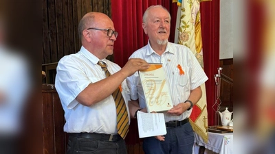 Übergabe der Ernennungsurkunde  (Bild: Theresia Otterbein)