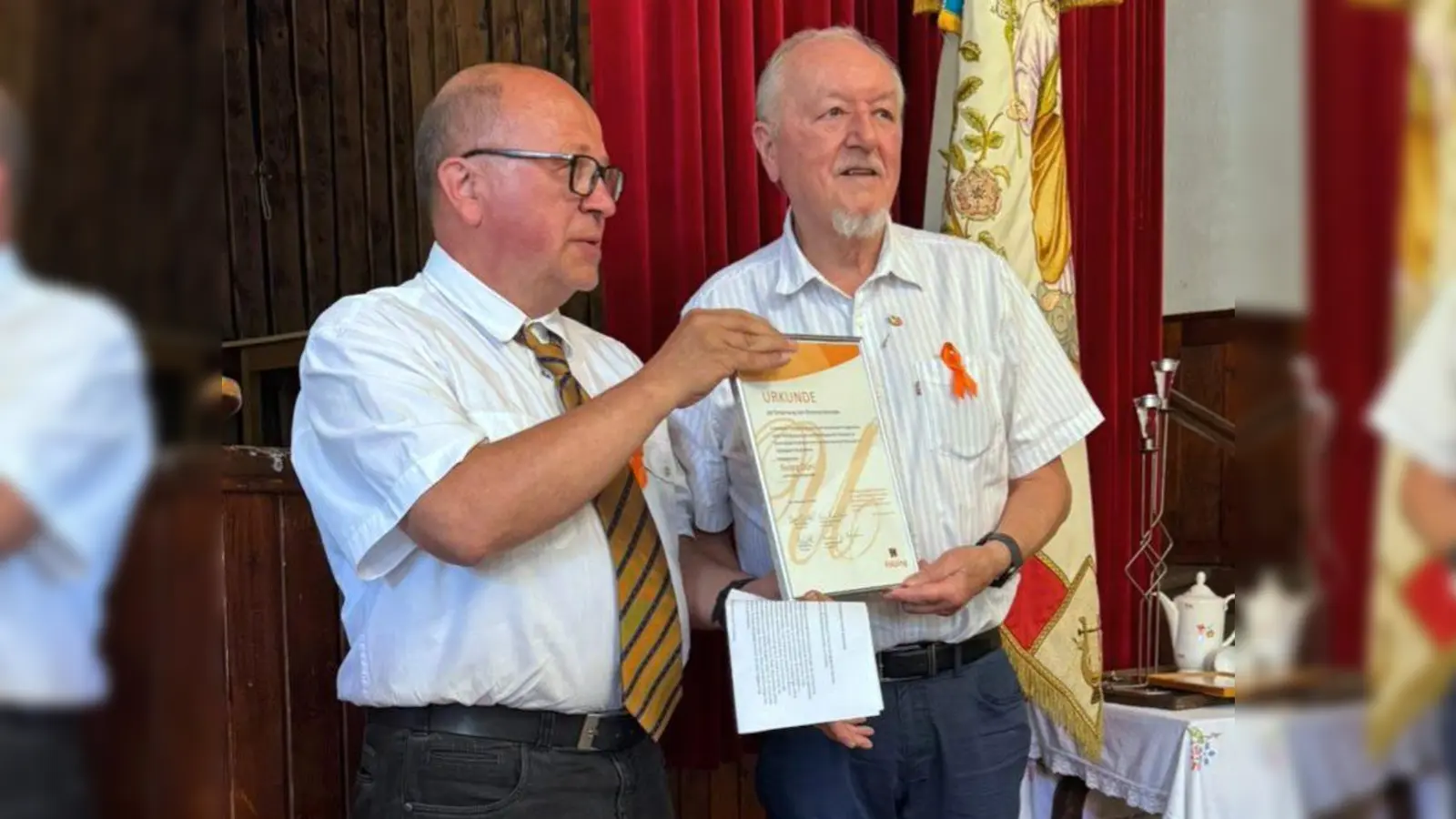 Übergabe der Ernennungsurkunde  (Bild: Theresia Otterbein)