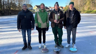 Sportleiter Mario Gleißner (links) gratuliert den neuen Vereinsmeistern: (von links) Daniel Tretter, Andreas Schicker und Martin Reger. (Bild: Lena Schedl)