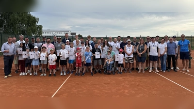 Das Bild zeigt die glücklichen Teilnehmerinnen und Teilnehmer der Mitterteicher Statdtmeisterschaften. Insgesamt waren 73 Tennisspieler und Tennisspieler vom 18. bis 20. Juli im Einsatz.  (Bild: Heiko Faltenbacher)