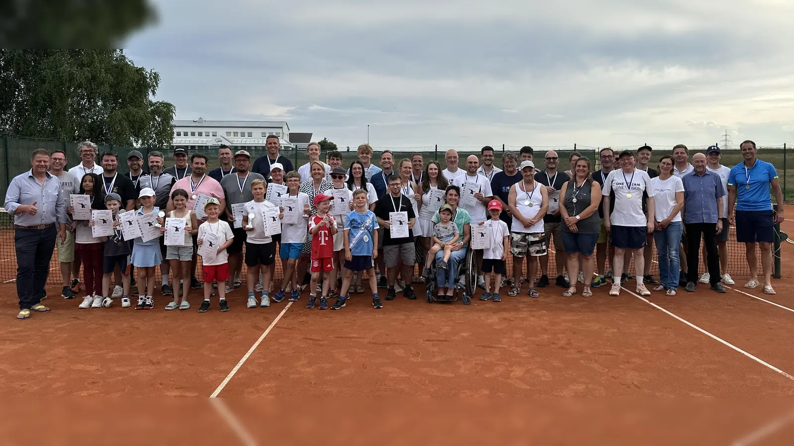 Das Bild zeigt die glücklichen Teilnehmerinnen und Teilnehmer der Mitterteicher Statdtmeisterschaften. Insgesamt waren 73 Tennisspieler und Tennisspieler vom 18. bis 20. Juli im Einsatz.  (Bild: Heiko Faltenbacher)