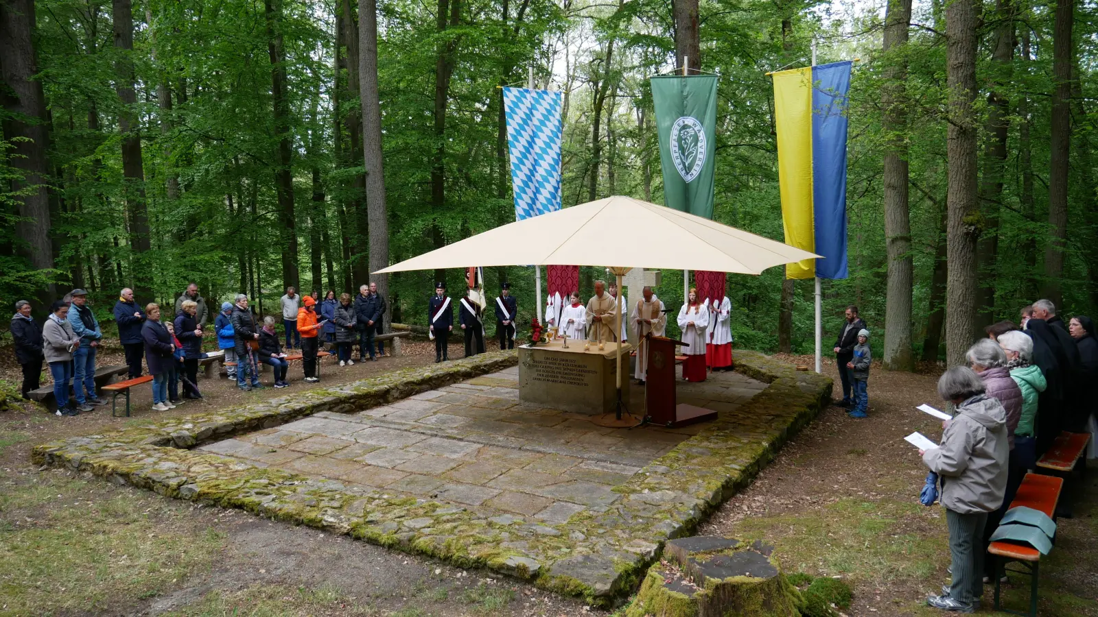 Nicht nur rund um den Gedenkstein in Köllergrün sondern auch an der vorbeiführenden Straße hatten sich viele Gottesdienstbesucher eingefunden. (Bild: Hermann Müller)
