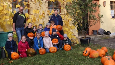 Die erste von drei Gruppen präsentiert ihren Halloweenkürbis, geschnitzt beim OGV Vilshofen-Rieden mit Vereinschef Johannes Pretzl (hinten, von links) und Kassier Albert Stepper. (Bild: Michael Rabenhofer)