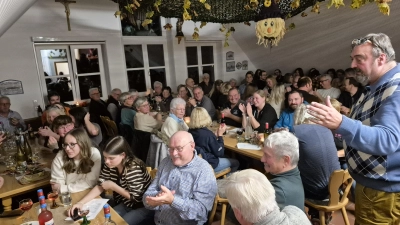 EST-Vorsitzender Manfred Aschenbrenner (rechts) freute sich nicht nur über den guten Besuch beim Weinabend, sondern auch über die „Eigelsberger Weinabendgaudi”. (Bild: Gottfried Berger)