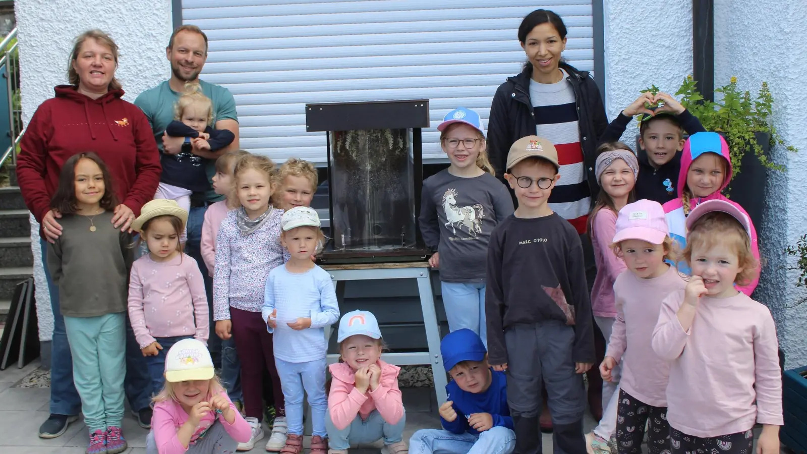Dennis Kuhbandner (hi.2.vli) erklärte den Kindern die Entstehung des Honigs. (Bild: Josef Söllner)