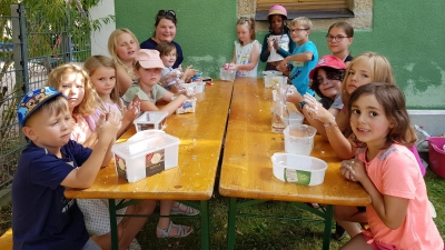 Das man Seifen aus Naturmaterialen selbst machen kann wurde den Kindern im Ferienprogramm beim Frauenbund unter Leitung von Edith Liegl gezeigt. (Bild: Peter Garreiss)