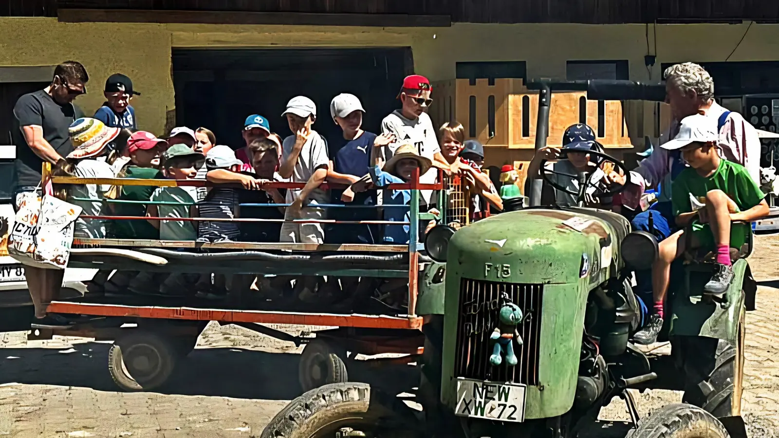 Traktor fahren ins Dschungelcamp. Bauer Fritz selbst setzte sich ans Steuer, die Kinder drängten sich auf den Anhänger und johlten, als der Traktor über den Feldweg rumpelte. (Bild: Romy Hösl)