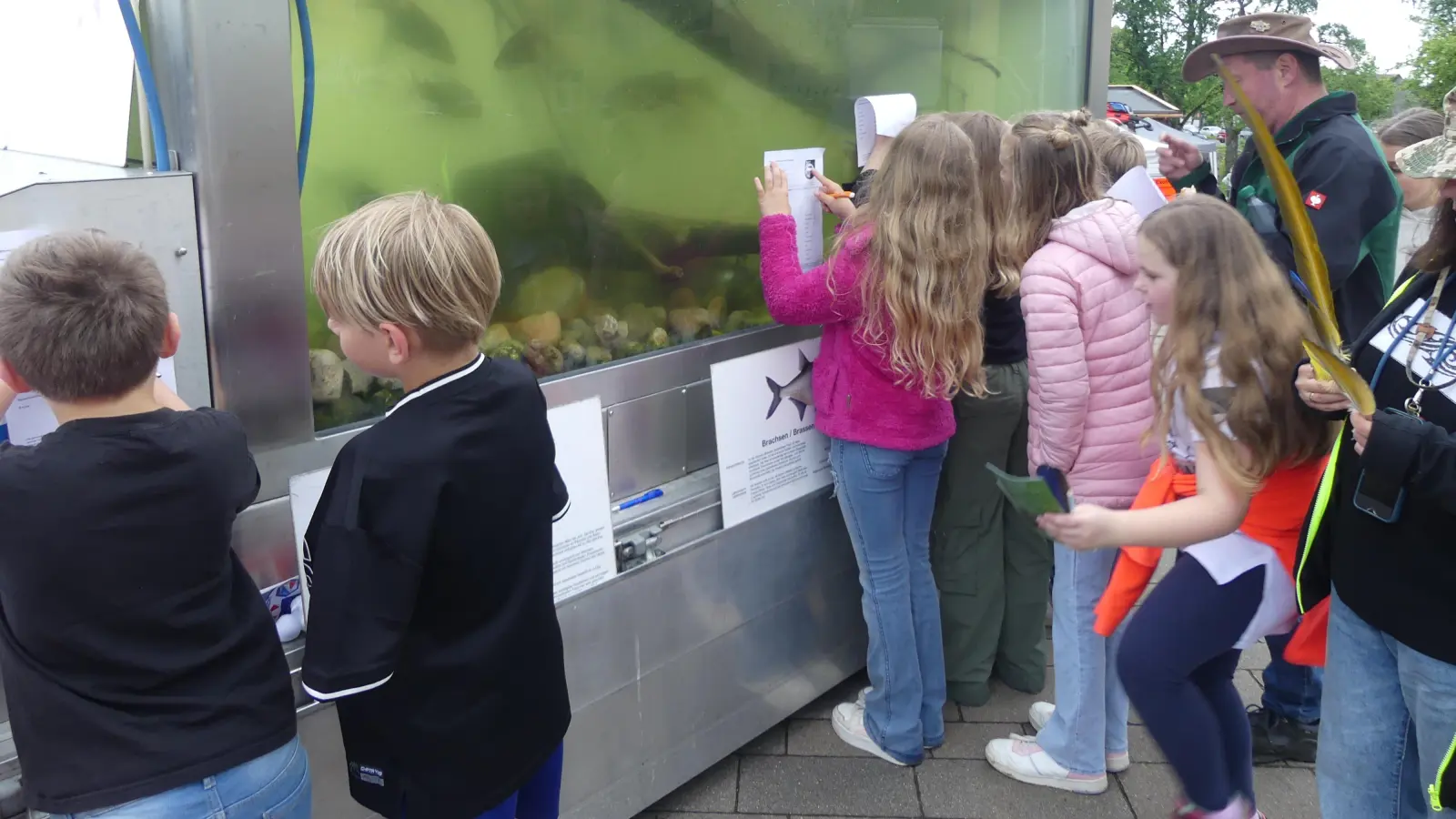 Die Sportangler stellten die Vielfalt heimischer Fische vor und begleiteten ihren Informationsstand mit einem Gewinnspiel. (Bild: Walther Hermann)