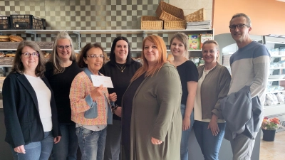 Julia Merz Neudert (Kinderhaus Purzelbaum), Andrea Schneider (Kindergarten St. Hedwig), Gabriele Neumüller-Wölfl (Tafel Mitterteich), Anna-Lena Seuz (Caritas Kinderhort), Sandra Köstler (HPT), Melanie Döllinger (Kinderhaus Die kleinen Hankerler), Gabriele Stock (Grundschule), Klaus Jahn (Löwenherzschule). (Bild: Christina Ponader)