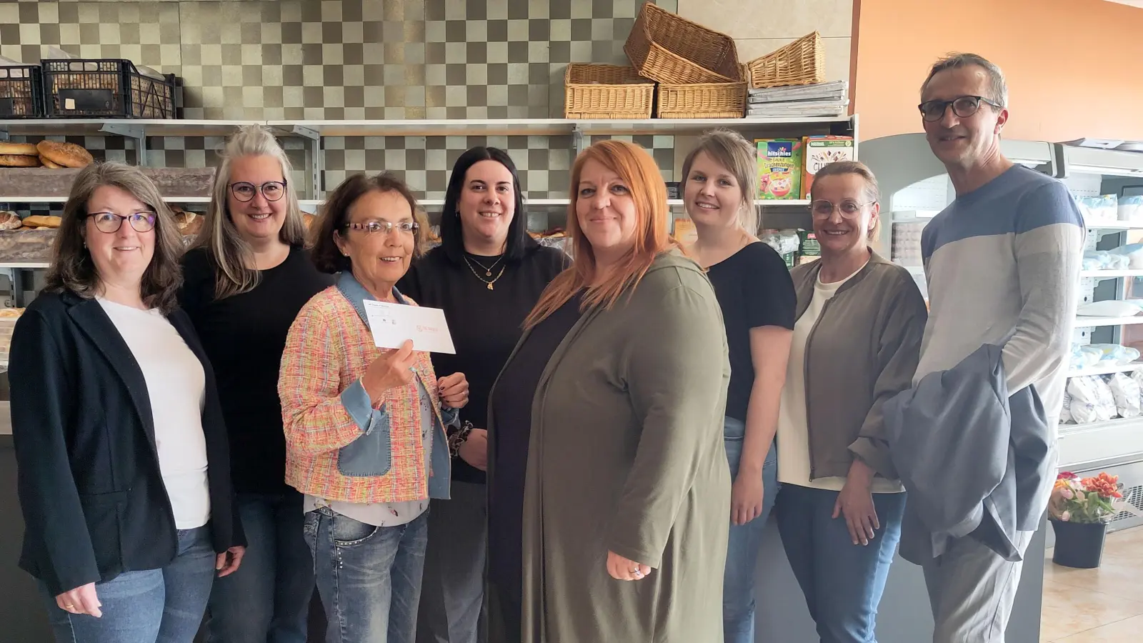 Julia Merz Neudert (Kinderhaus Purzelbaum), Andrea Schneider (Kindergarten St. Hedwig), Gabriele Neumüller-Wölfl (Tafel Mitterteich), Anna-Lena Seuz (Caritas Kinderhort), Sandra Köstler (HPT), Melanie Döllinger (Kinderhaus Die kleinen Hankerler), Gabriele Stock (Grundschule), Klaus Jahn (Löwenherzschule). (Bild: Christina Ponader)