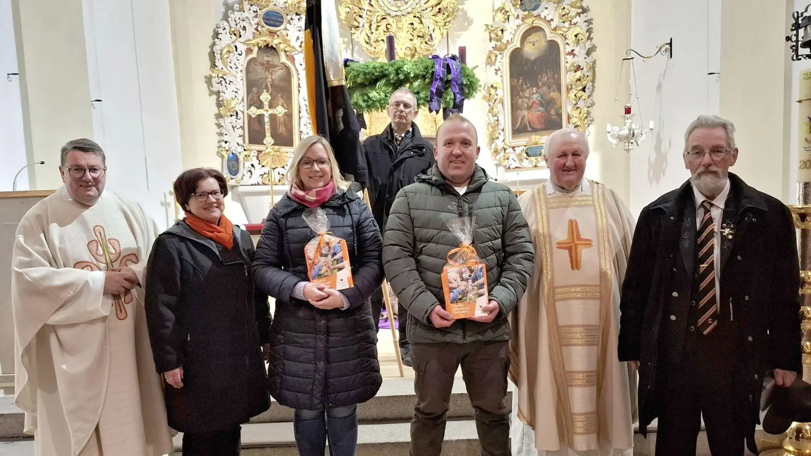 Pfarrer Udo Klösel (v.l.), 2. Kolping-Vorsitzende Agnes Härtl und Kolpingvorsitzender Gregor Härtl (v.r.) und Kolpingpräses Pfarrer i.R. Erwin Bauer, (dahinter) Fahnenträger Josef Rupprecht dankten den Neumitgliedern Eva-Maria Procher (ab 3.v.l.) und Peter Hummer für den Beitritt.<br> (Bild: Karl Ziegler)