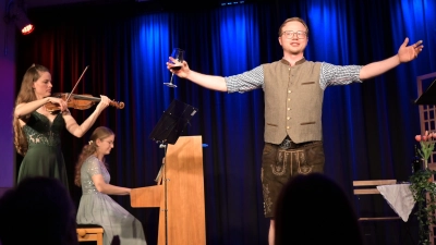 Mit jungenhaftem Charme umgarnte Stephan Schlögl sein Publikum, kongenial begleitet von Julia Vogl am Klavier und Violinistin Veronika Pröbstl. (Bild: Jürgen Hellmann)