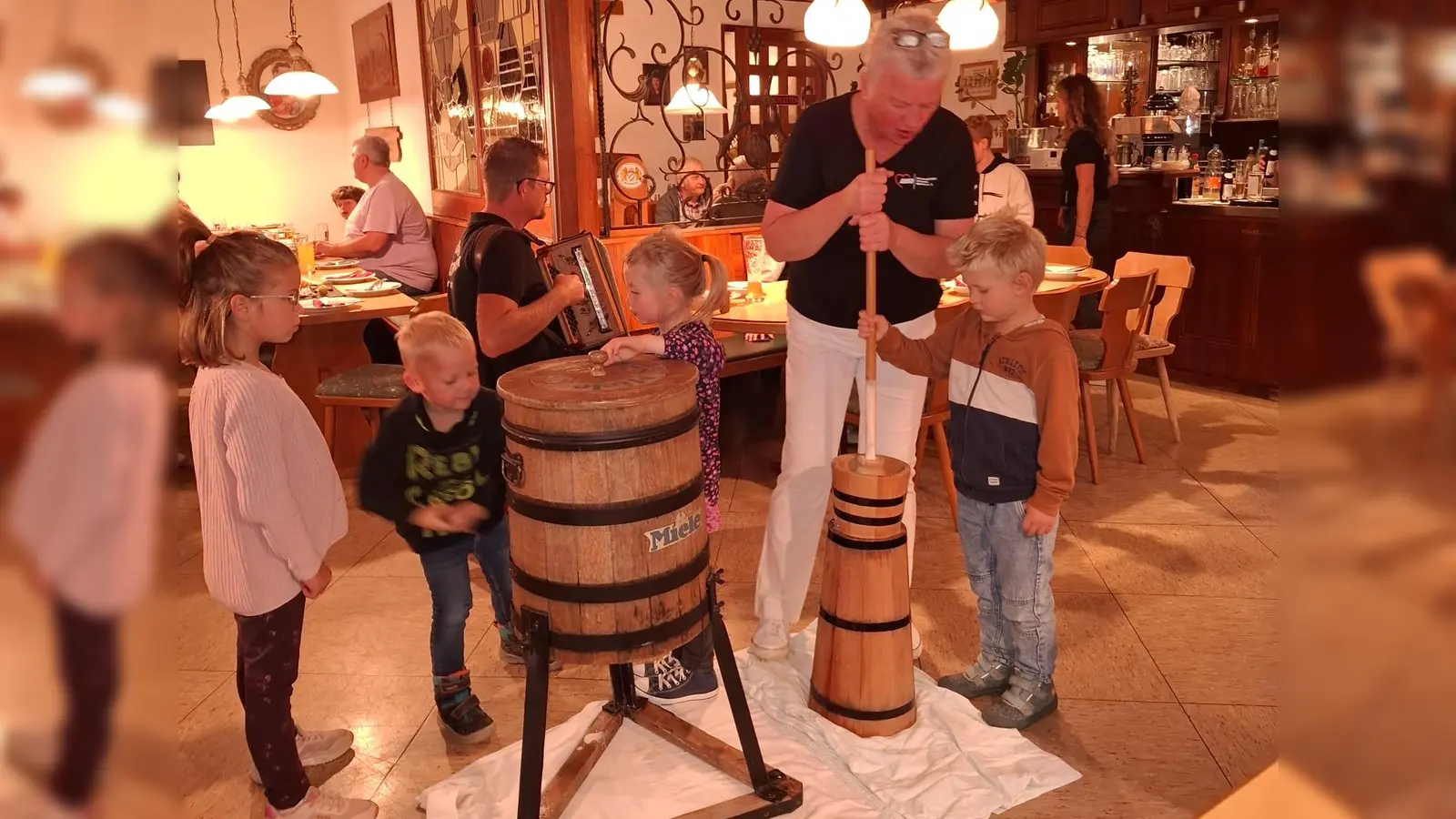 Ausbuttern „Wais fraia woar” (Bild: Elisabeth Träger-Greß)