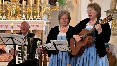 Die Geschwister Winterer gestalteten die Maiandacht der MMC in der Filialkirche Mitterauerbach. (Bild: Franz Grabinger)