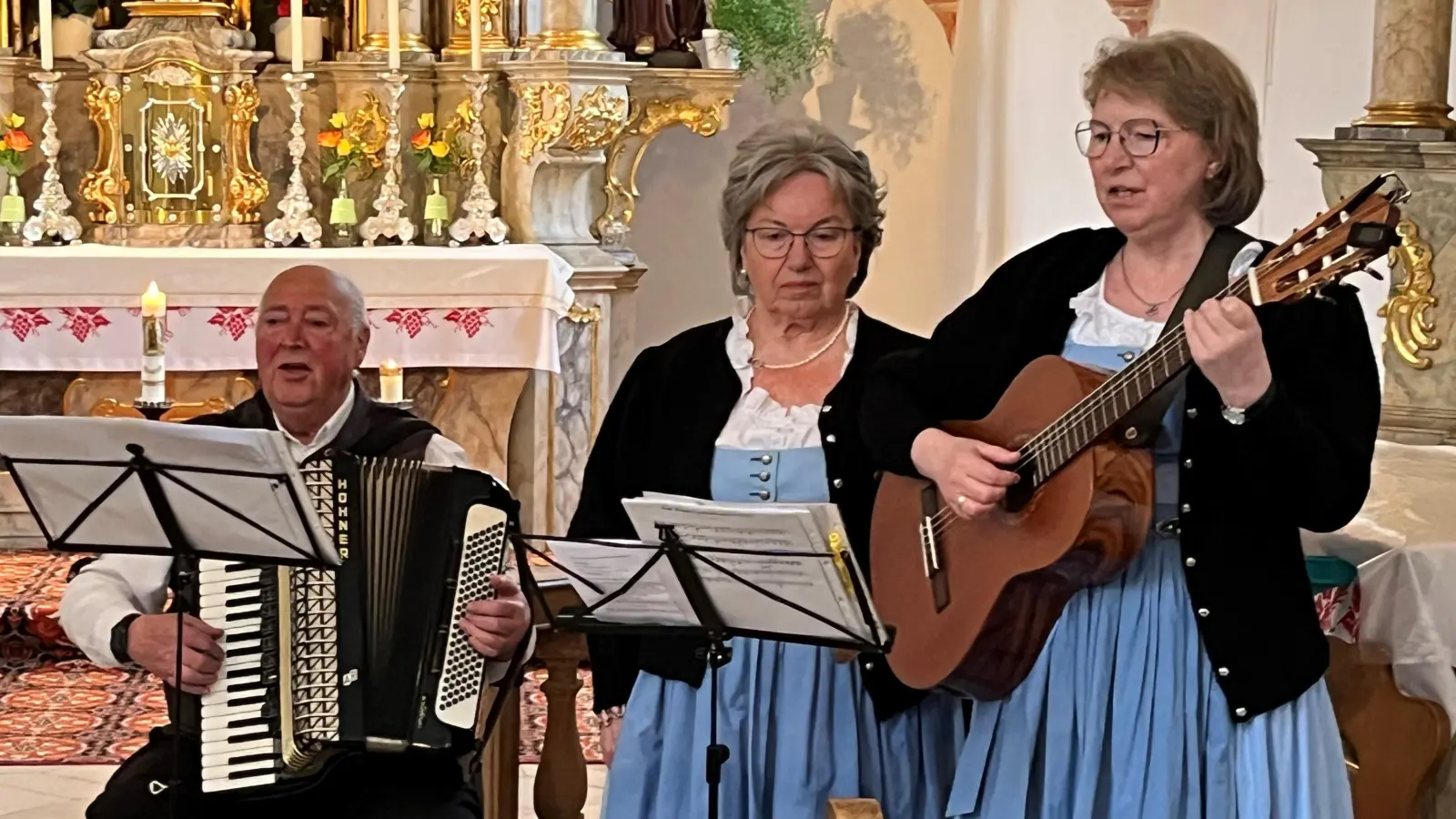 Die Geschwister Winterer gestalteten die Maiandacht der MMC in der Filialkirche Mitterauerbach. (Bild: Franz Grabinger)