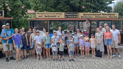 Mit der Bimmelbahn zum Minigolfen: Mitglieder der KLB Leonberg mit den teilnehmenden Kindern und Bürgermeister Johann Burger (3. von rechts). (Bild: Kerstin Voith)
