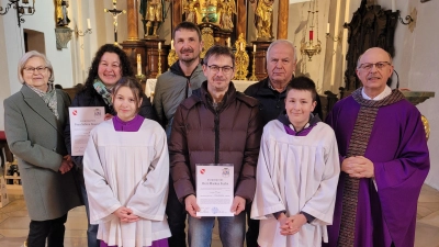 Der scheidende Kirchenpfleger Markus Fuchs zwischen den Ministranten, Pfarrer Rösl, (rechts), Mesner Theres Fink, Sabine Baumer, Stefan Biegerl, Johann Forster  (Bild: Christa Forster)