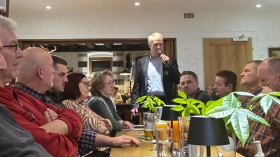 Eine positive Bilanz zog die Wählergruppe Einheitsblock Freie Wählerschaft Vilseck nach acht Wahlinfoabenden im Stadtgebiet. Thorsten Grädler stand dabei im Mittelpunkt des Interesses der zahlreichen Besucher.  (Bild: Willi Ertl)