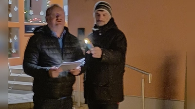 li.1.Bürgermeister Uwe König. re. 2.Vorstand Manfred Göttliner der Siedlergemeinschaft Freihung. (Bild: Erich Apfelbacher)