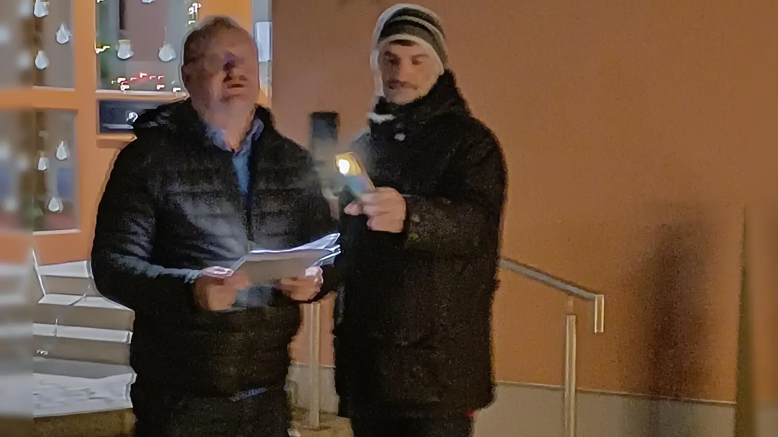 li.1.Bürgermeister Uwe König. re. 2.Vorstand Manfred Göttliner der Siedlergemeinschaft Freihung. (Bild: Erich Apfelbacher)