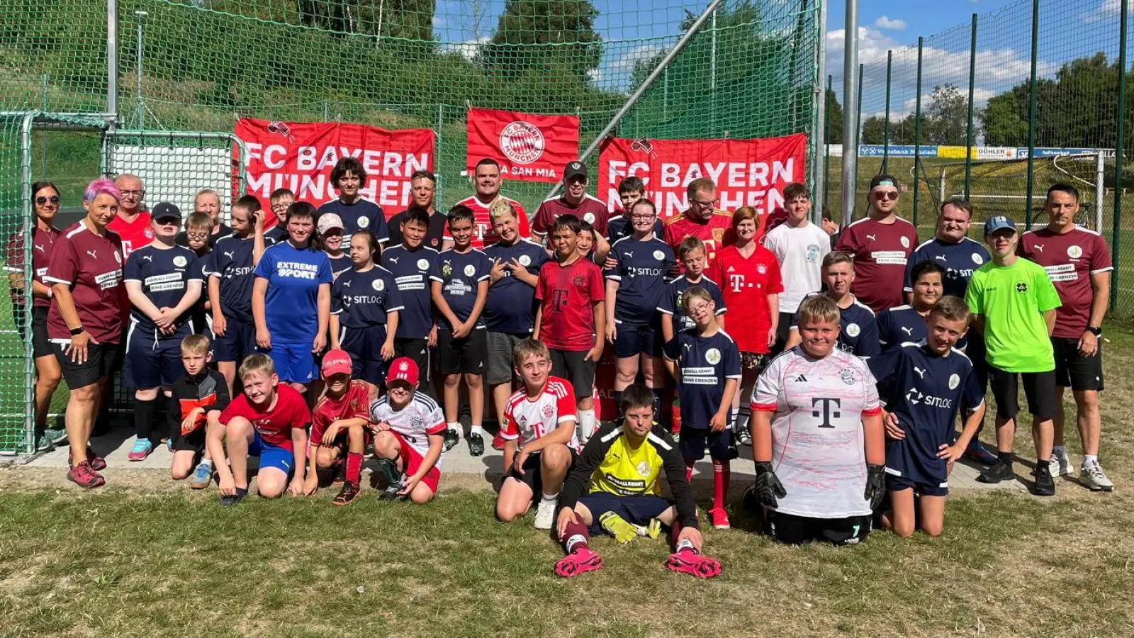 Zwischen dem FC Bayern Fanclub Neustadt/WN und dem Team Bananenflanke gab es in Neustadt ein Freundschaftsturnier im Fußball. Hier auf dem Bild sind alle Spieler beider Mannschaften. (Bild: Markus Hartmann)