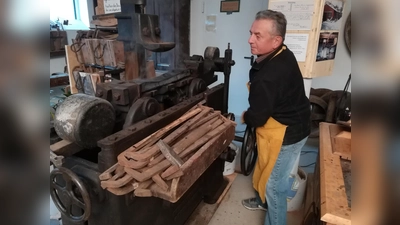 Vereinsmitglied Josef Schuller an der Daubenbiegemaschine in der Handwerkerscheune. (Bild: Birgit Plößner)