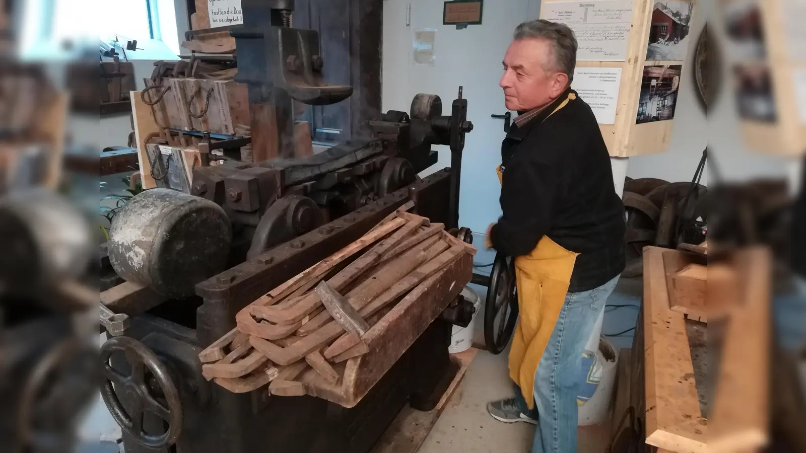 Vereinsmitglied Josef Schuller an der Daubenbiegemaschine in der Handwerkerscheune. (Bild: Birgit Plößner)