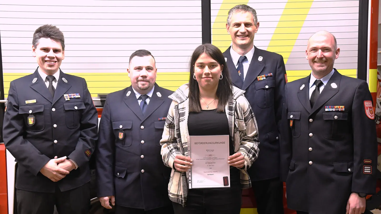 Durch den Übertritt aus der Jugendfeuerwehr wird Laura Böhm als Feuerwehrfrau in den aktiven Dienst übernommen.(von links KBI Dominik Ernst, 2.Kdt Alexander Zeitler, Kdt. Peter Meßmann, 3.Kdt. Roland Wiesneth (Bild: Alfred Schorner)