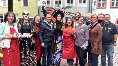 Das Team der SPD Weiden Mitte zusammen mit Oberbürgermeister Jens Meyer und Künstlerinnen des Kunstprojekts Dulce Dolor. (Bild: Verena Waßink)