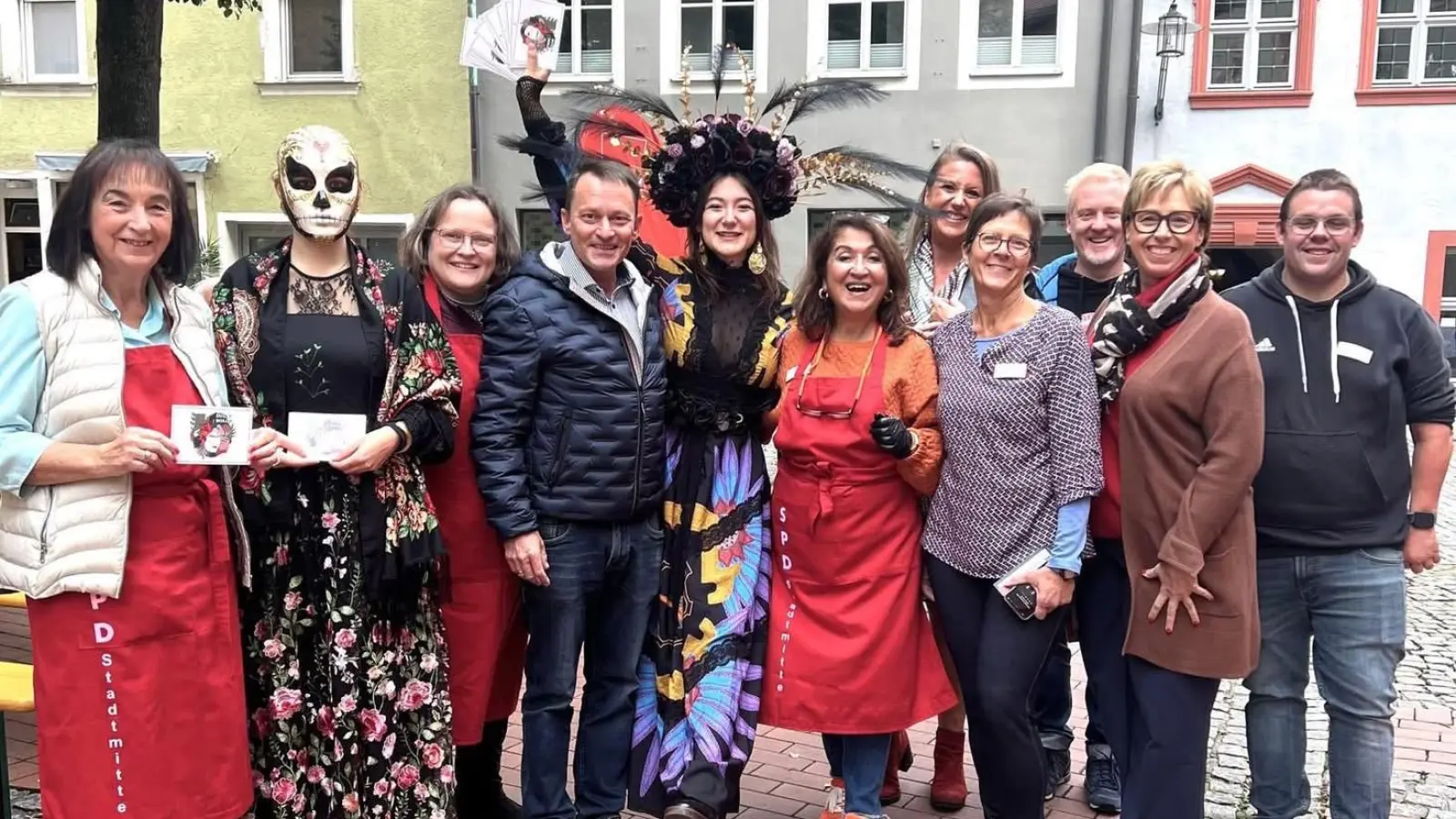 Das Team der SPD Weiden Mitte zusammen mit Oberbürgermeister Jens Meyer und Künstlerinnen des Kunstprojekts Dulce Dolor. (Bild: Verena Waßink)