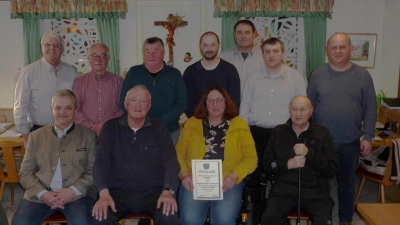 Vorstandschaft mit den Geehrten und Bürgermeister Andreas Wutzlhofer  (Bild: Richard Koller)