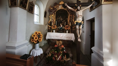 Der wunderschöne Erntealtar unterstreicht den besonderen Charme der kleinen Dorfkapelle. (Bild: Elisabeth Bauer)