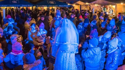 Christkind beschert die Kinder in Köfering. (Bild: Josef Vogl)
