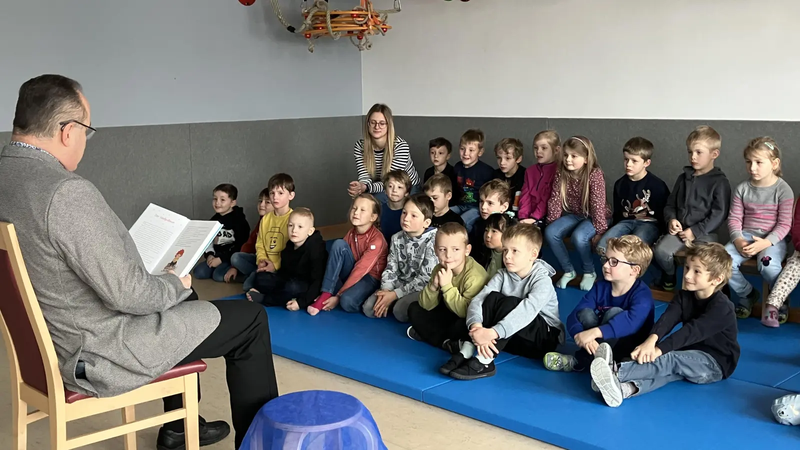 Bürgermeister Gürtler beim Vorlesen im Kinderhaus. (Bild: Manuela Hinkel)