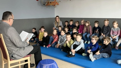 Bürgermeister Gürtler beim Vorlesen im Kinderhaus. (Bild: Manuela Hinkel)