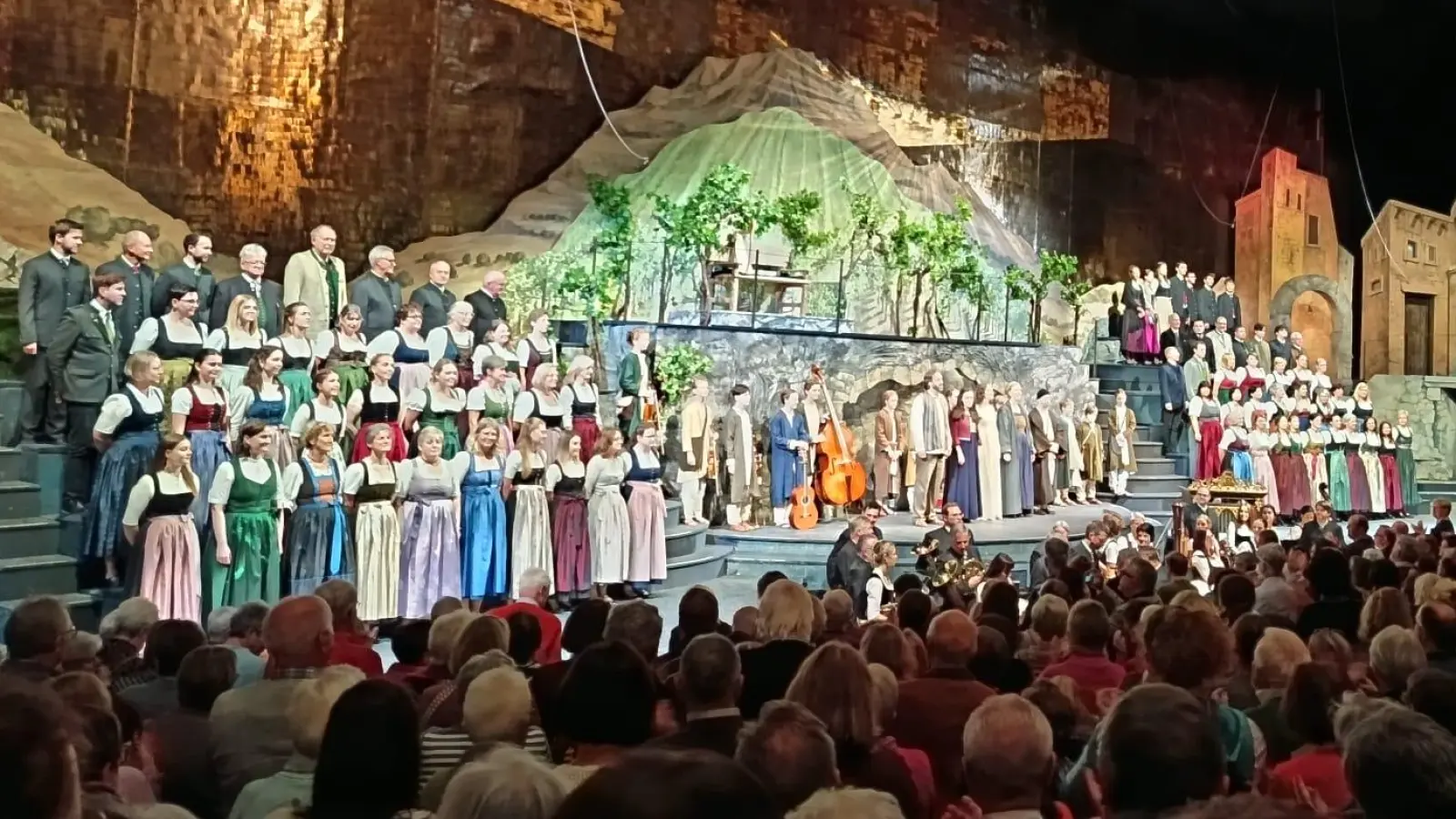 Am Ende des Salzburger Adventsingens wurden die Besucher mit einer gigantischen Schlusseinstellung aller Schauspieler und dem Andachtsjodler beschenkt, der für Gänsehautmomente sorgte. (Bild: Katharina Faltenbacher)