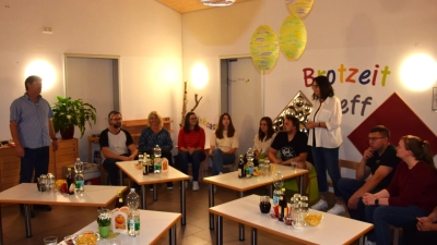 Kita-Leiterin Sonja Kick (stehend rechts) begrüßte Brandschutzerzieher Josef Pflaum (stehend links) und die anwesenden Eltern zum Informationselternabend. (Bild: Tanja Pflaum)