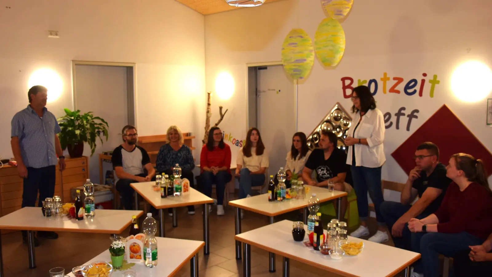 Kita-Leiterin Sonja Kick (stehend rechts) begrüßte Brandschutzerzieher Josef Pflaum (stehend links) und die anwesenden Eltern zum Informationselternabend. (Bild: Tanja Pflaum)