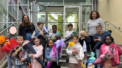 Die erste Klasse der Stötzner-Schule mit Klassenleiterin Edith Lehner (links) und Schulleiterin Franziska Schubert. (Bild: Johannes Ziegler)