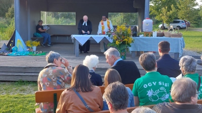 Die Pfarrer Matthias Ahnert und Hruday Madanu gestalteten am Pavillon in den Vilsecker Vilsauen einen ökumenischen Gottesdienst zur Bewahrung der Schöpfung. (Bild: Armin Heuberger)