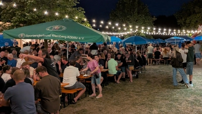 Das Festgelände des Sportanglerbundes Wernberg-Köblitz am Samstagabend: Bei bestem Sommerwetter füllten sich die Plätze bis in die späten Abendstunden. (Bild: Markus Fleischmann)