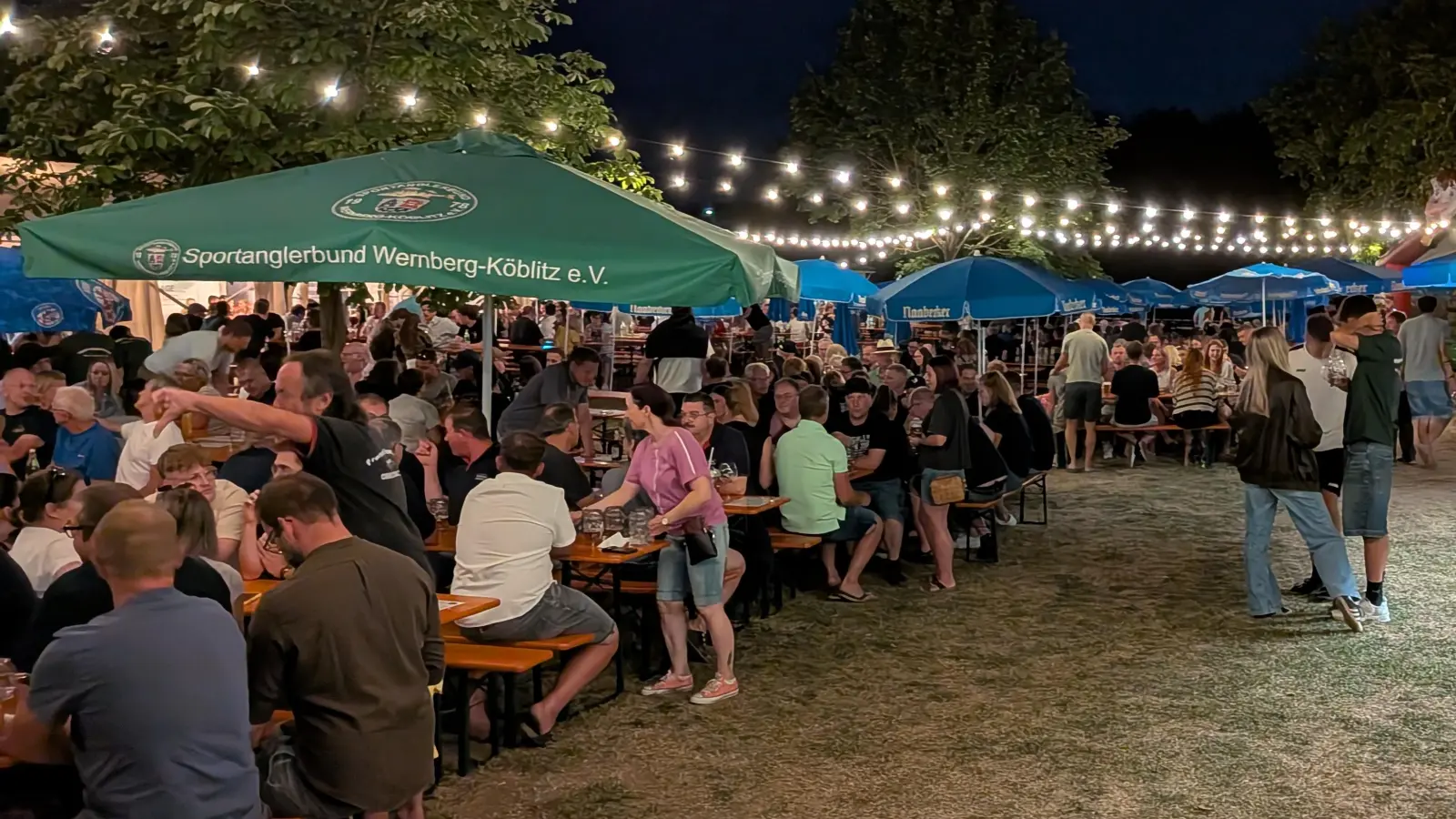 Das Festgelände des Sportanglerbundes Wernberg-Köblitz am Samstagabend: Bei bestem Sommerwetter füllten sich die Plätze bis in die späten Abendstunden. (Bild: Markus Fleischmann)